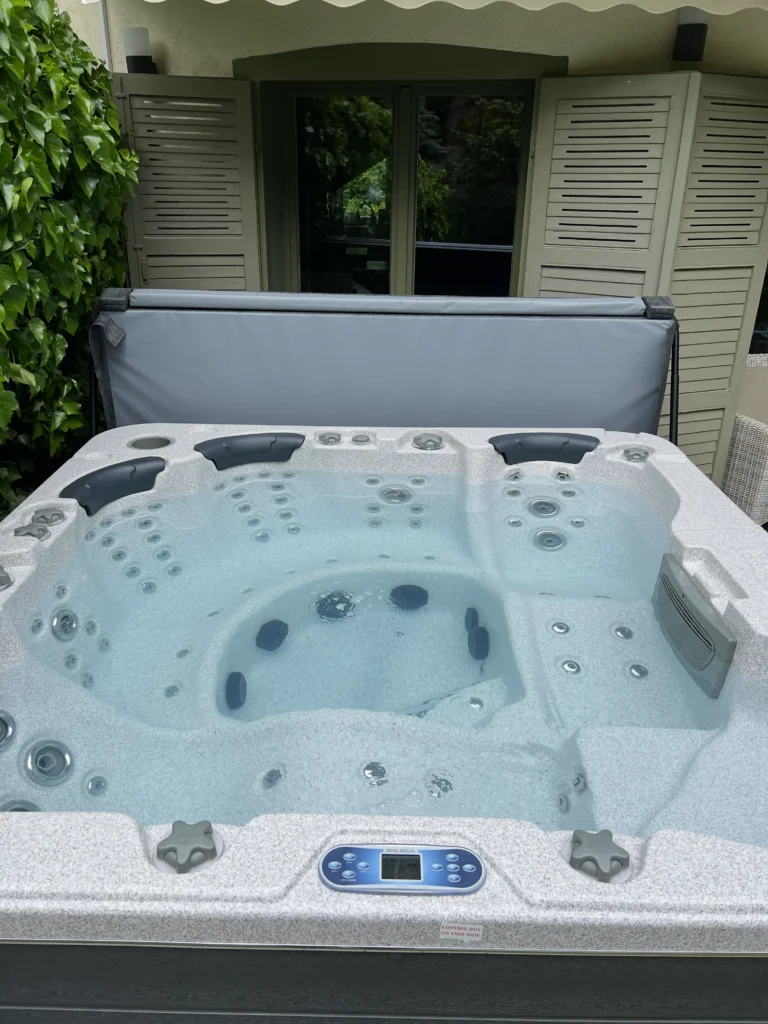 Lumora Spa Elysia – 6 személyes jakuzzi, Andezit akril, Szürke burkolat, megvalósult telepítés