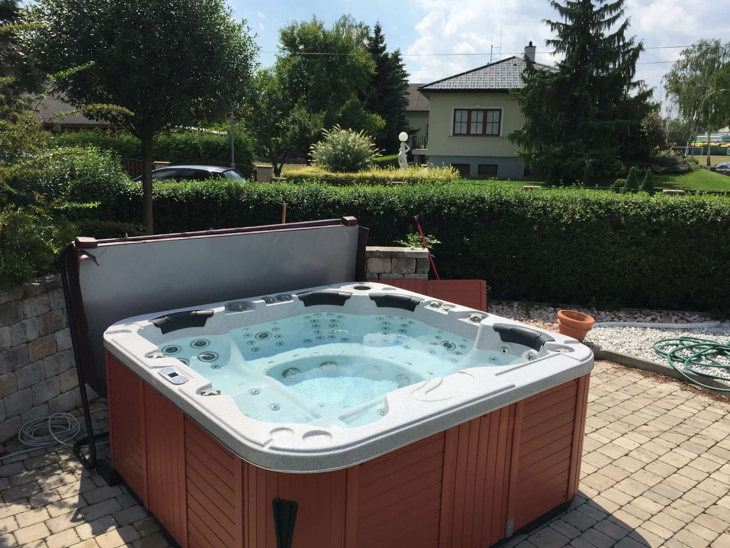 Lumora Spa Elysia referencia – gyöngyház akril, gesztenye burkolat