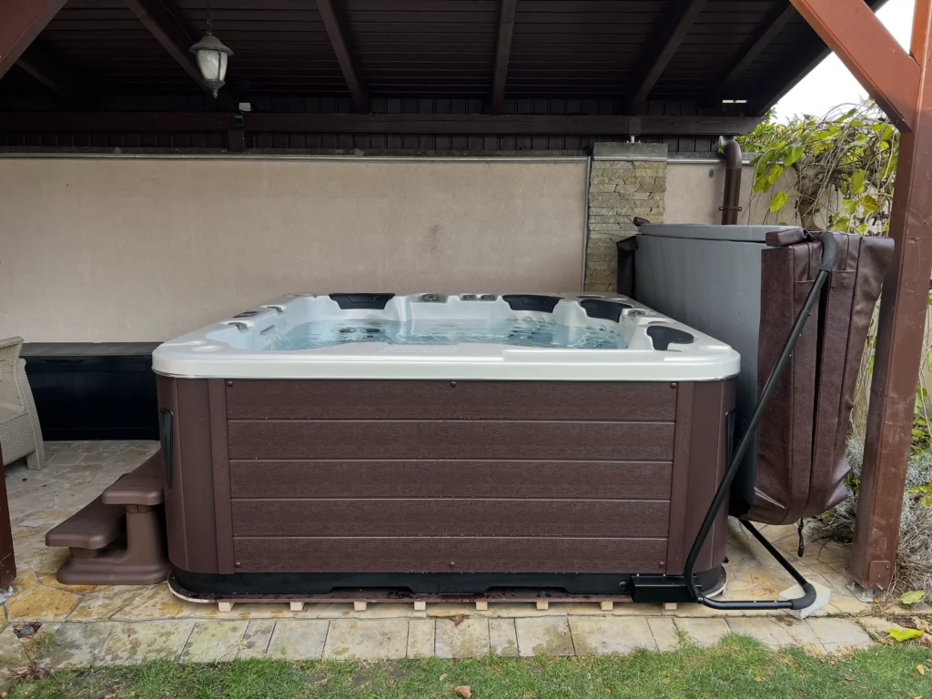 Lumora Spa Elysia – 6 személyes jakuzzi, Gyöngyház akril, Csokoládé burkolat, megvalósult telepítés