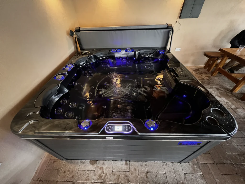 Lumora Spa Elysia – 6 személyes jakuzzi, Márvány akril, Szürke burkolat, megvalósult telepítés