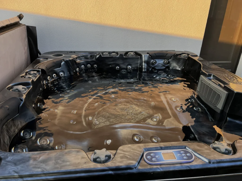 Lumora Spa Elysia – 6-Personen-Whirlpool, Márvány Acryl, Csokoládé Verkleidung, realisierte Installation