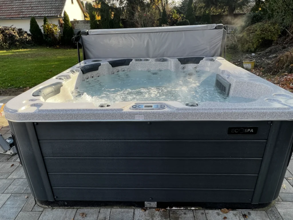 Lumora Spa Elysia – 6-Personen-Whirlpool, Andezit Acryl, Szürke Verkleidung, realisierte Installation