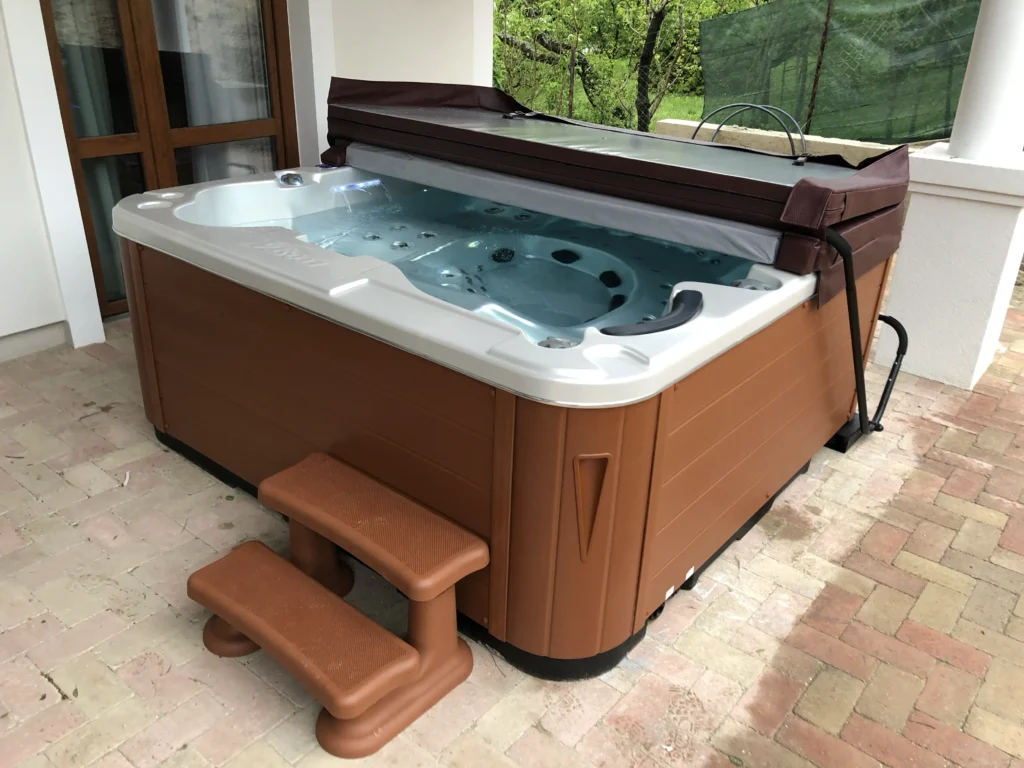 Lumora Spa Elysia – 6 személyes jakuzzi, Gyöngyház akril, Gesztenye burkolat, megvalósult telepítés