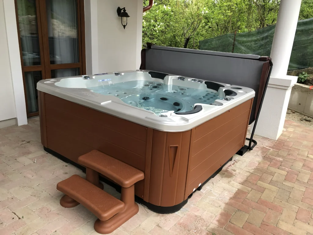 Lumora Spa Elysia – 6 személyes jakuzzi, Gyöngyház akril, Gesztenye burkolat, megvalósult telepítés