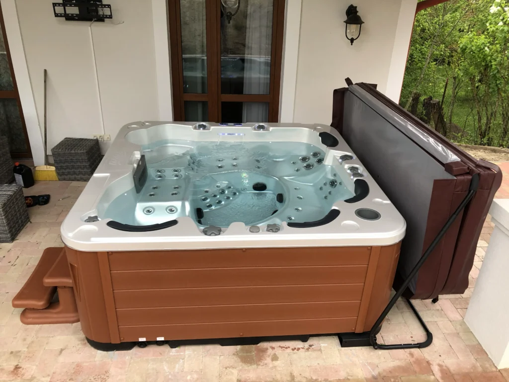 Lumora Spa Elysia – 6 személyes jakuzzi, Gyöngyház akril, Gesztenye burkolat, megvalósult telepítés