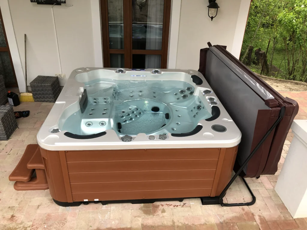 Lumora Spa Elysia – 6 személyes jakuzzi, Gyöngyház akril, Gesztenye burkolat, megvalósult telepítés