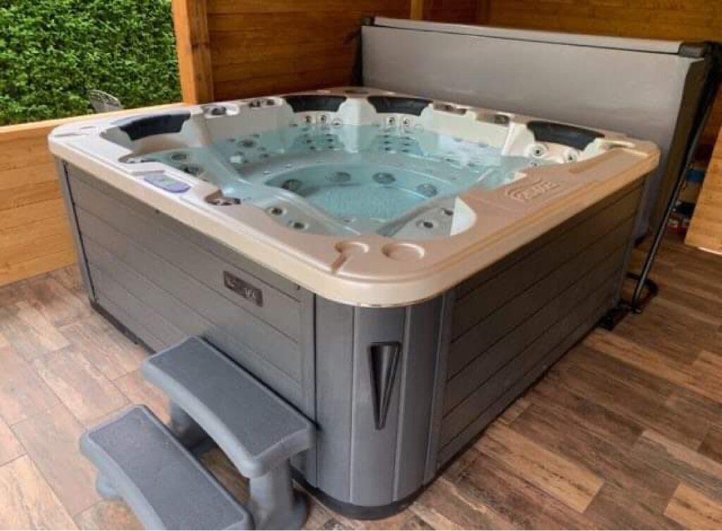 Lumora Spa Elysia – 6 személyes jakuzzi, Gyöngyház akril, Szürke burkolat, megvalósult telepítés