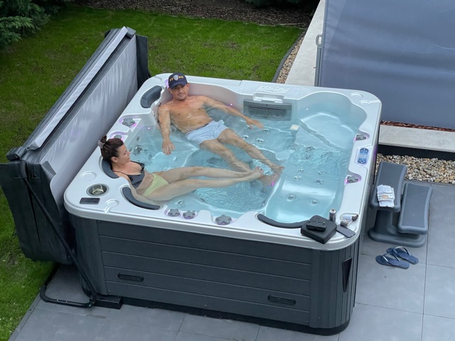Lumora Spa Elysia – 6 személyes jakuzzi, Gyöngyház akril, Szürke burkolat, megvalósult telepítés