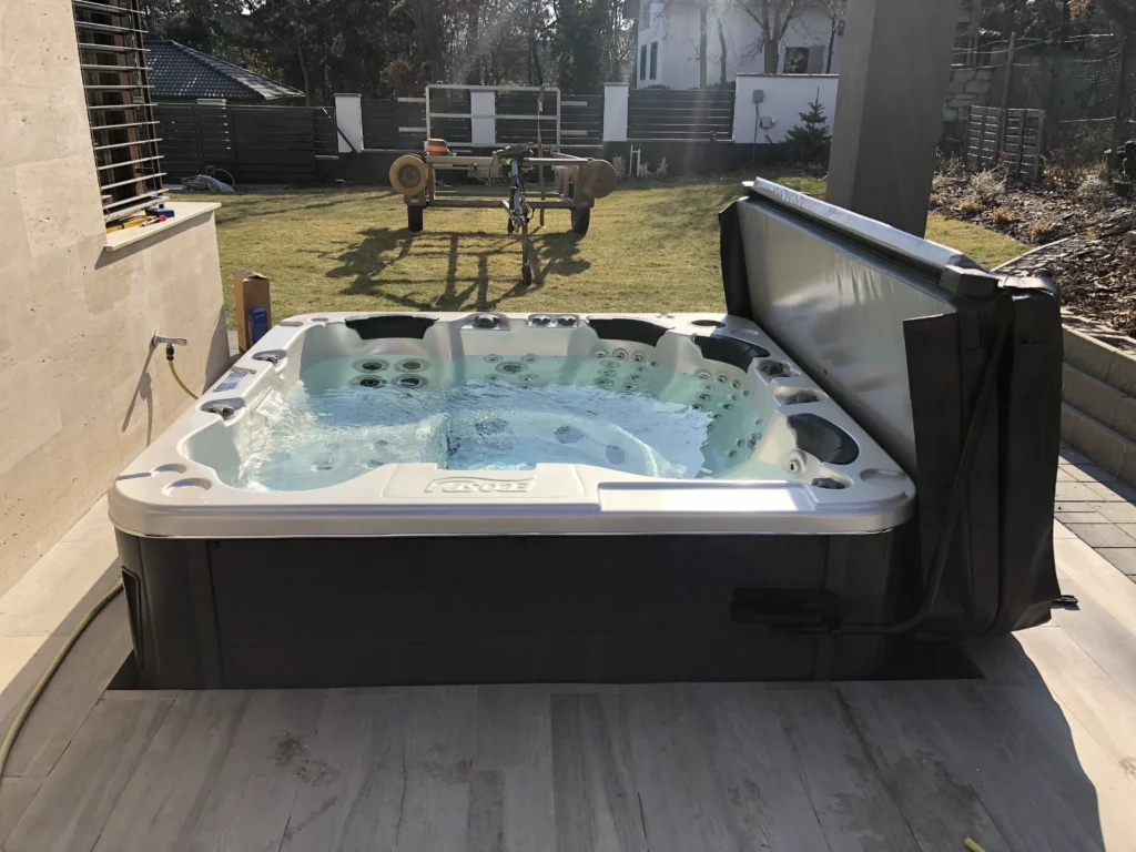 Lumora Spa Elysia – 6 személyes jakuzzi, Gyöngyház akril, Szürke burkolat, megvalósult telepítés