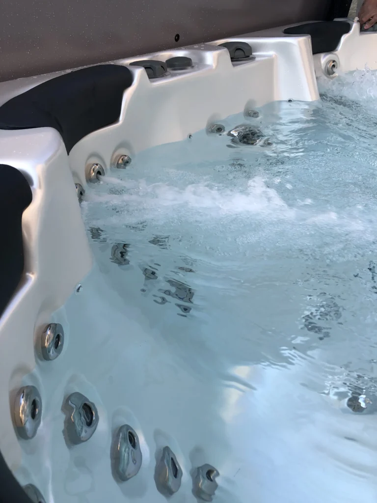 Lumora Spa Elysia – 6-Personen-Whirlpool, Gyöngyház Acryl, Szürke Verkleidung, realisierte Installation