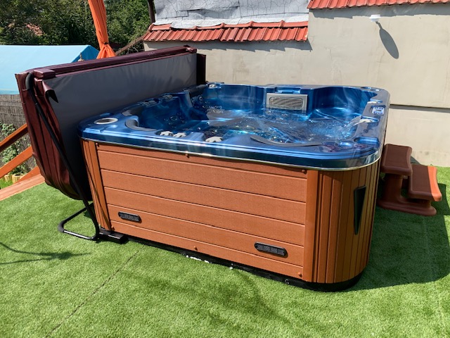 Lumora Spa Elysia referencia – lagúna akril, gesztenye burkolat