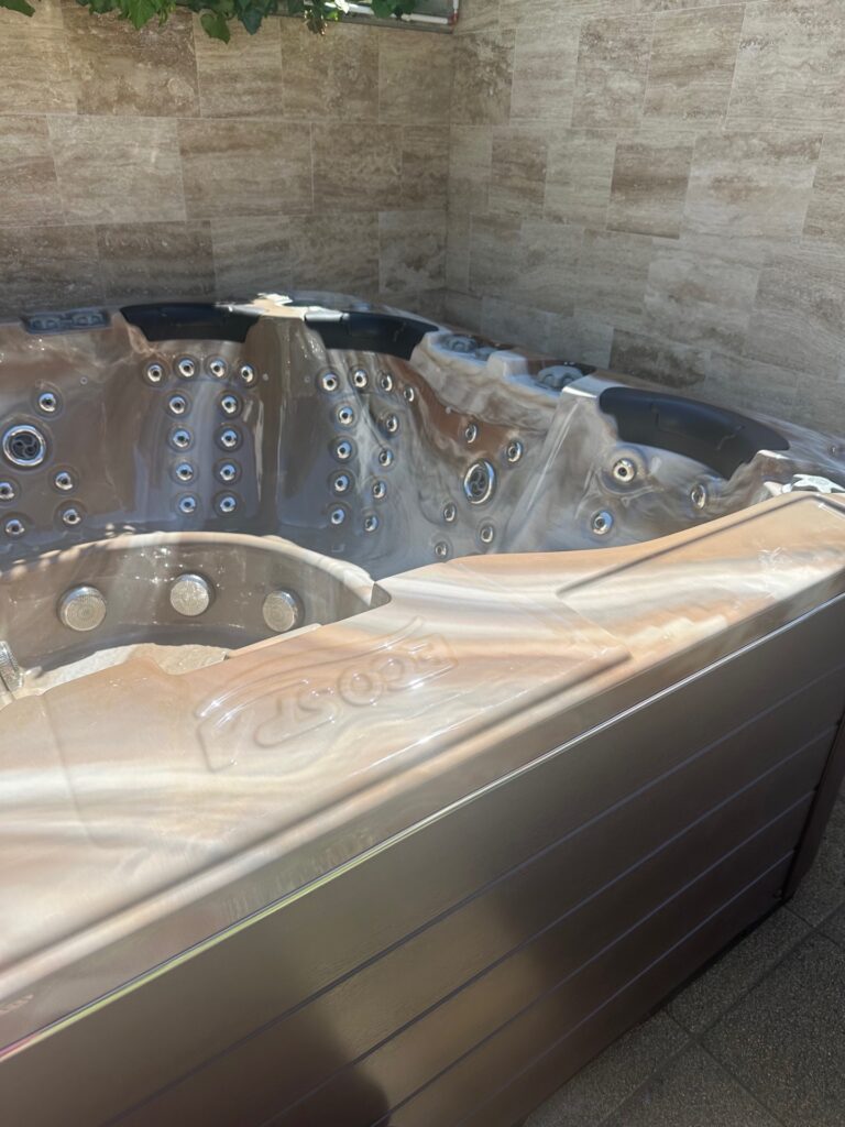 Lumora Spa Elysia – 6-Personen-Whirlpool, Csokoládé Verkleidung, realisierte Installation