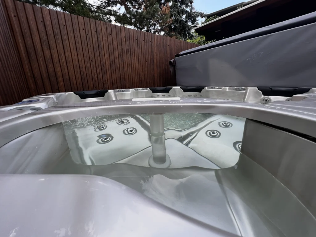 Lumora Spa Elysia – 6-Personen-Whirlpool, Pezsgő Acryl, Csokoládé Verkleidung, realisierte Installation