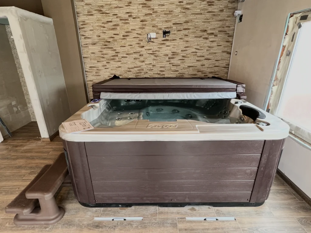 Lumora Spa Elysia – 6-Personen-Whirlpool, Pezsgő Acryl, Csokoládé Verkleidung, realisierte Installation