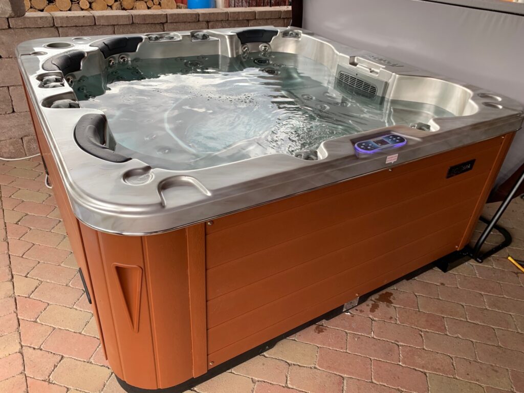 Lumora Spa Elysia – 6-Personen-Whirlpool, Pezsgő Acryl, Gesztenye Verkleidung, realisierte Installation
