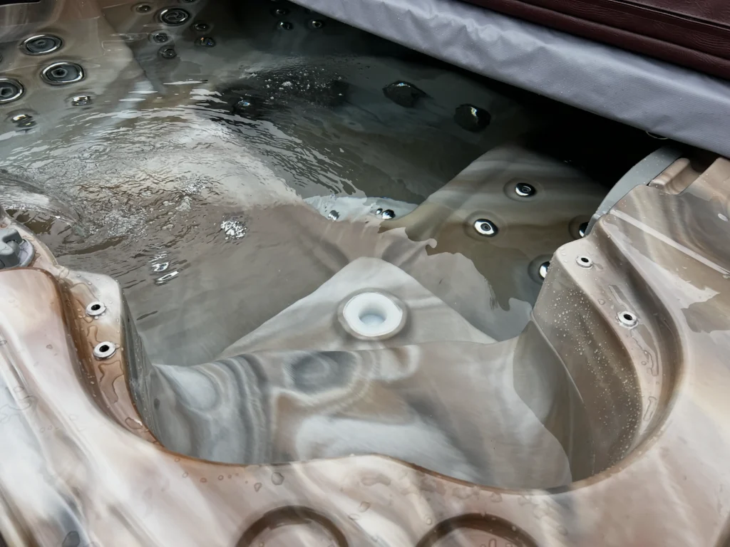 Lumora Spa Elysia – 6-Personen-Whirlpool, Csokoládé Verkleidung, realisierte Installation