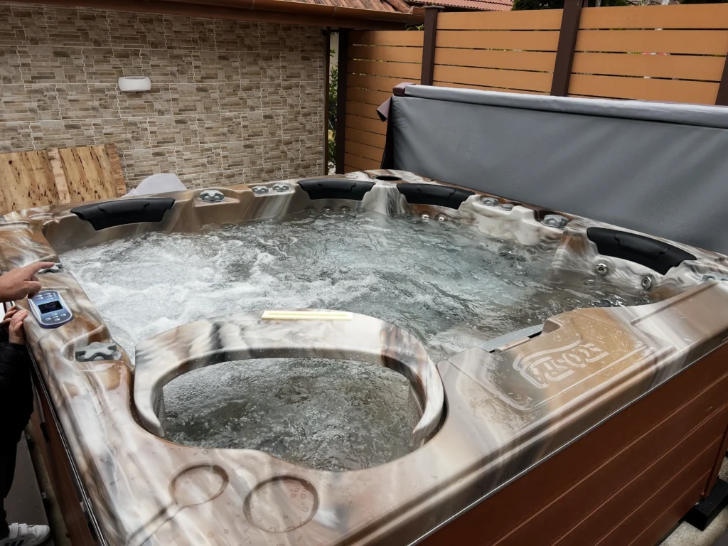 Lumora Spa Elysia – 6-Personen-Whirlpool, Csokoládé Verkleidung, realisierte Installation