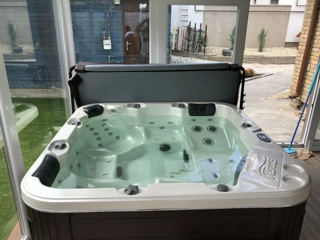 Lumora Spa Ibiza – 5-Personen-Whirlpool, Gyöngyház Acryl, Csokoládé Verkleidung, realisierte Installation