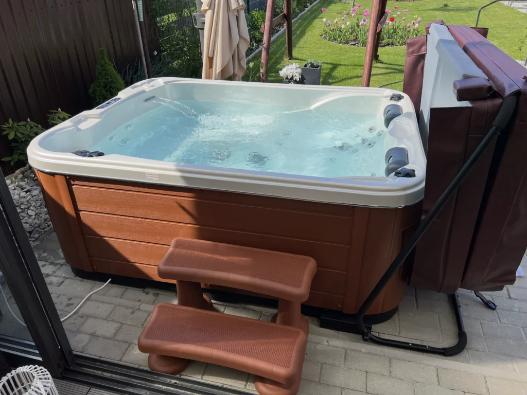 Lumora Spa Sierra – 3 személyes jakuzzi, Gyöngyház akril, Gesztenye burkolat, megvalósult telepítés