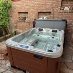 Lumora Spa Sierra – 3-Personen-Whirlpool, Gyöngyház Acryl, Gesztenye Verkleidung, realisierte Installation
