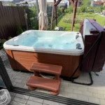Lumora Spa Sierra – 3-Personen-Whirlpool, Gyöngyház Acryl, Gesztenye Verkleidung, realisierte Installation