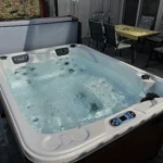 Lumora Spa Sierra – 3-Personen-Whirlpool, Gyöngyház Acryl, Gesztenye Verkleidung, realisierte Installation