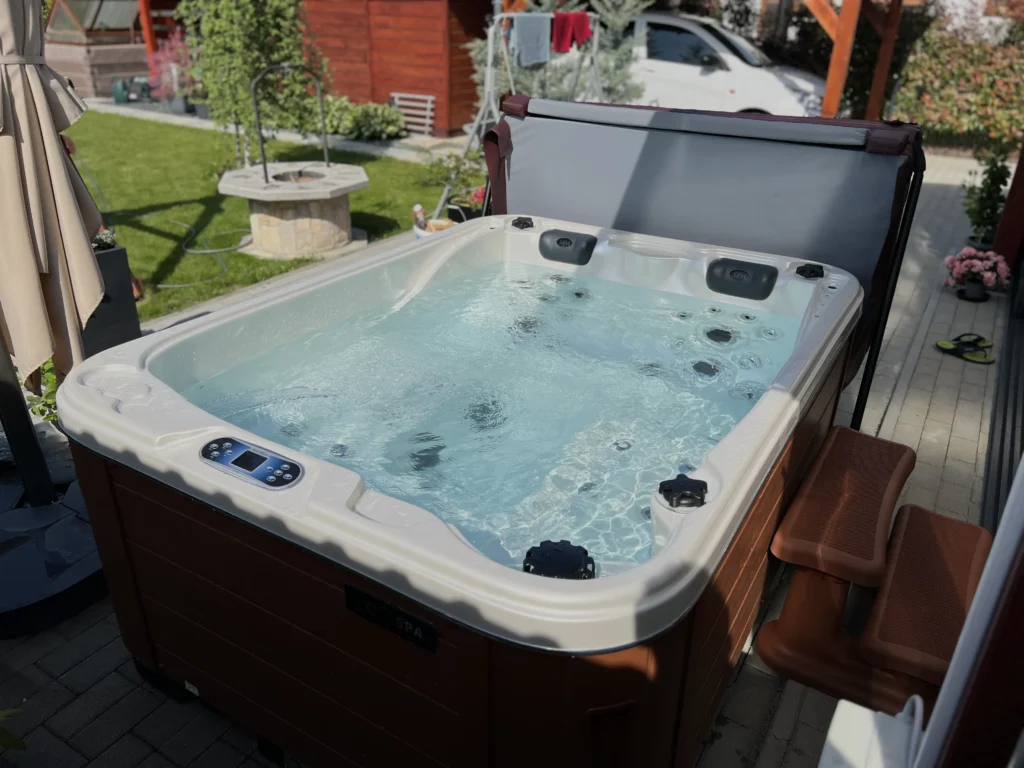 Lumora Spa Sierra – 3 személyes jakuzzi, Gyöngyház akril, Gesztenye burkolat, megvalósult telepítés