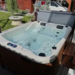 Lumora Spa Sierra – 3-Personen-Whirlpool, Gyöngyház Acryl, Gesztenye Verkleidung, realisierte Installation