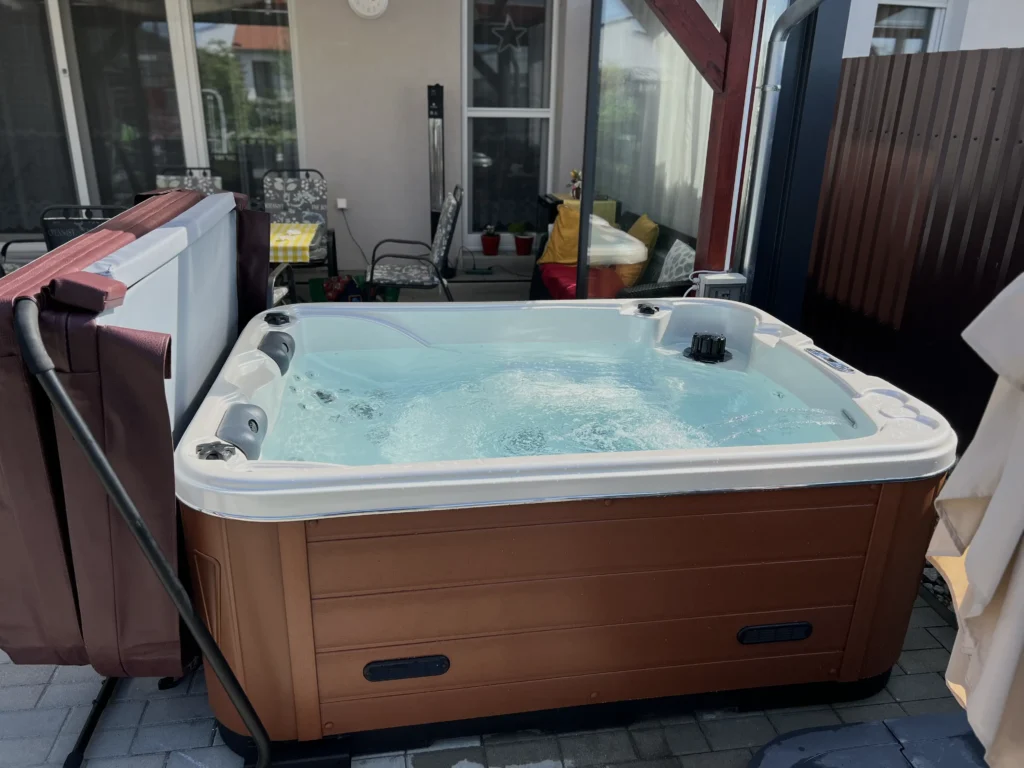 Lumora Spa Sierra – 3 személyes jakuzzi, Gyöngyház akril, Gesztenye burkolat, megvalósult telepítés