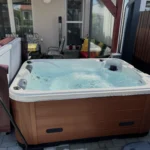 Lumora Spa Sierra – 3-Personen-Whirlpool, Gyöngyház Acryl, Gesztenye Verkleidung, realisierte Installation