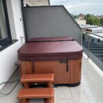 Lumora Spa Sierra – 3-Personen-Whirlpool, Gyöngyház Acryl, Gesztenye Verkleidung, realisierte Installation