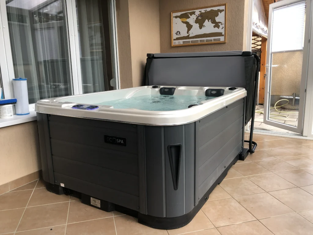 Lumora Spa Sierra – 3 személyes jakuzzi, Gyöngyház akril, Szürke burkolat, megvalósult telepítés