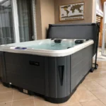 Lumora Spa Sierra – 3-Personen-Whirlpool, Gyöngyház Acryl, Szürke Verkleidung, realisierte Installation