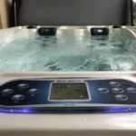 Lumora Spa Sierra – 3-Personen-Whirlpool, Gyöngyház Acryl, Szürke Verkleidung, realisierte Installation