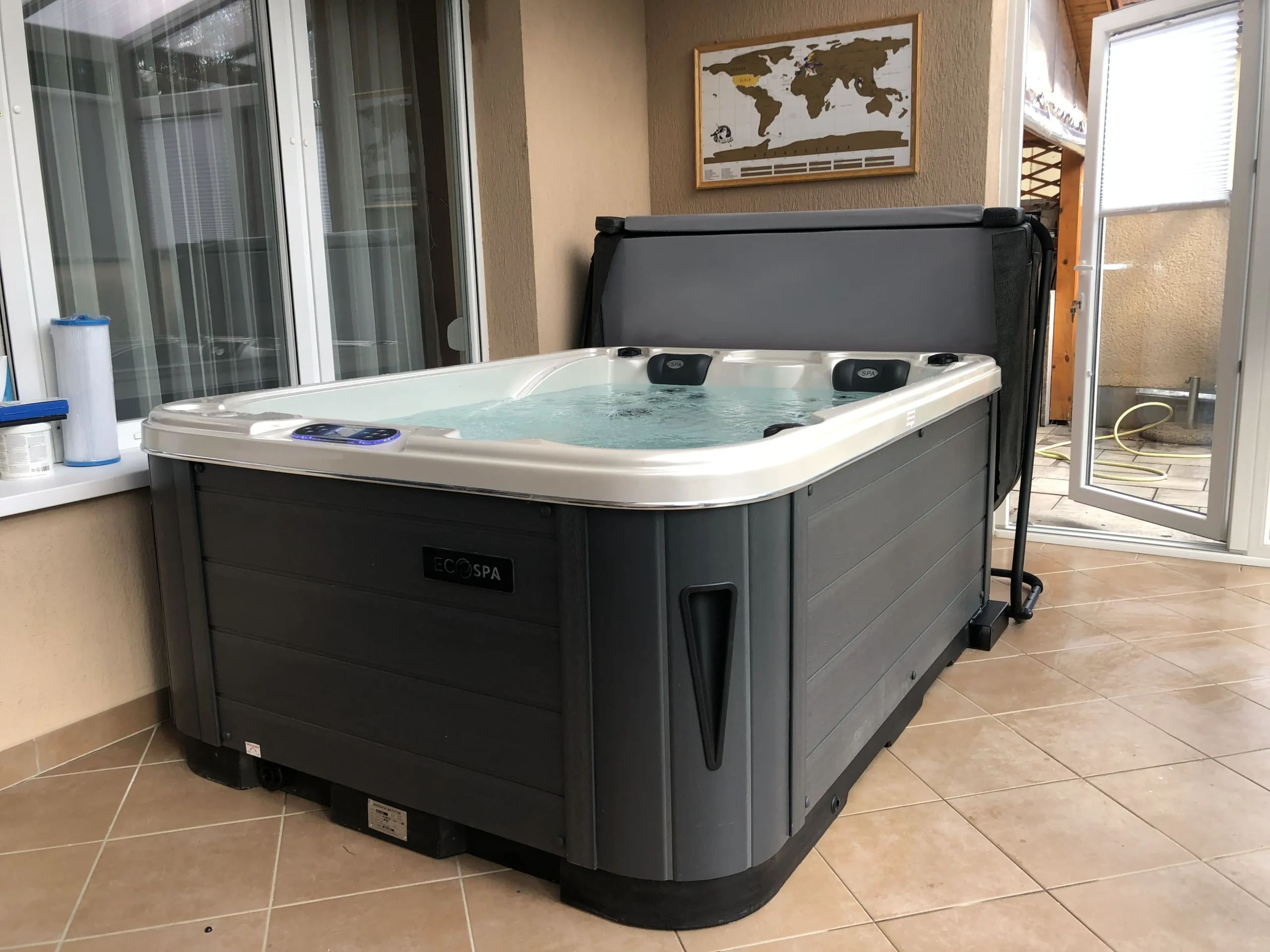 Lumora Spa Sierra referencia – gyöngyház akril, szürke burkolat