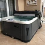 Lumora Spa Sierra – 3-Personen-Whirlpool, Gyöngyház Acryl, Szürke Verkleidung, realisierte Installation