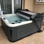 Lumora Spa Sierra – 3-Personen-Whirlpool, Gyöngyház Acryl, Szürke Verkleidung, realisierte Installation