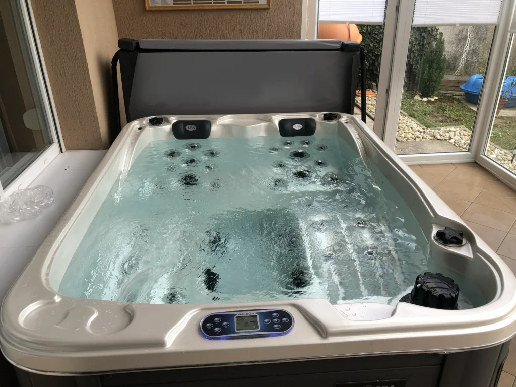 Lumora Spa Sierra – 3 személyes jakuzzi, Gyöngyház akril, Szürke burkolat, megvalósult telepítés