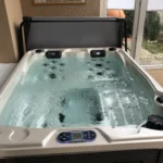 Lumora Spa Sierra – 3-Personen-Whirlpool, Gyöngyház Acryl, Szürke Verkleidung, realisierte Installation