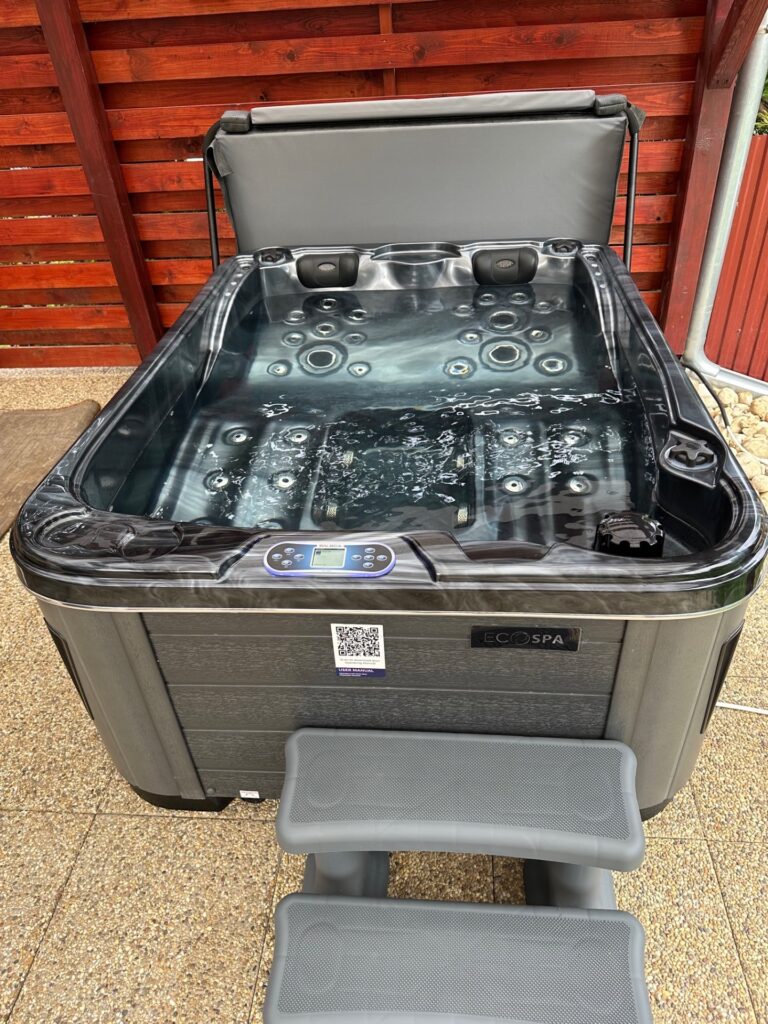 Lumora Spa Sierra – 3 személyes jakuzzi, Márvány akril, Szürke burkolat, megvalósult telepítés