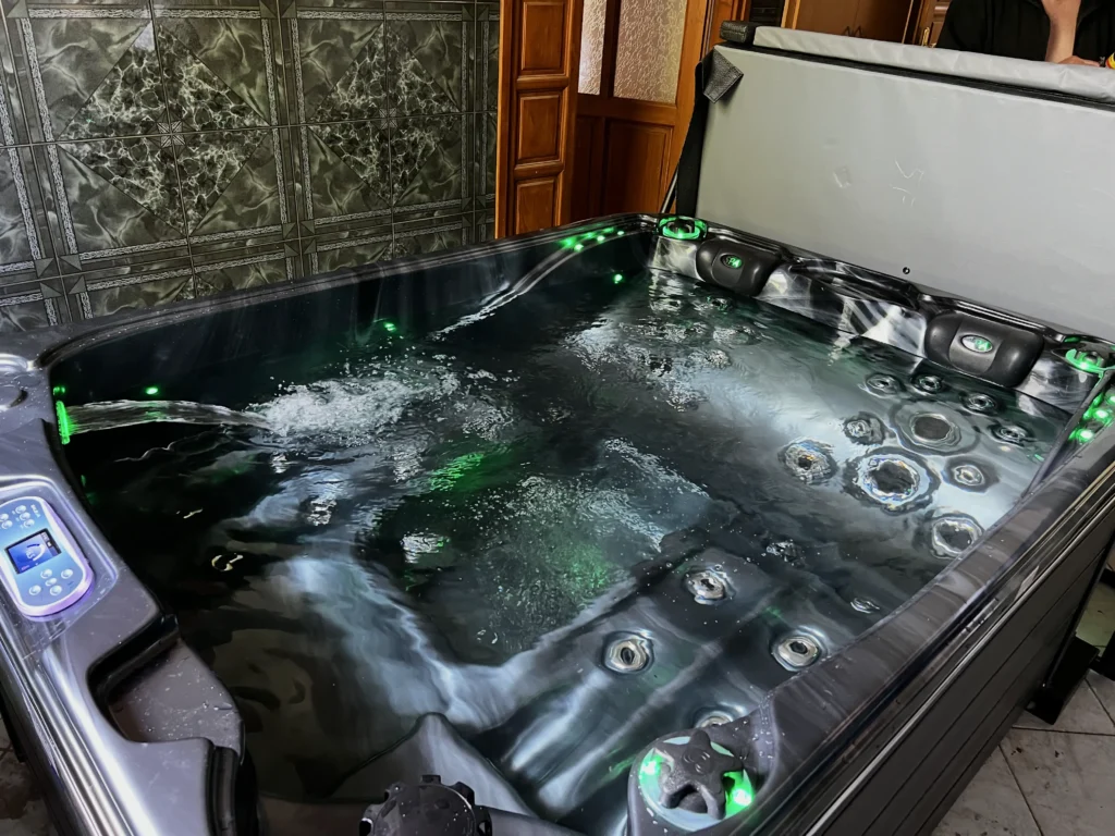 Lumora Spa Sierra – 3 személyes jakuzzi, Márvány akril, Szürke burkolat, megvalósult telepítés