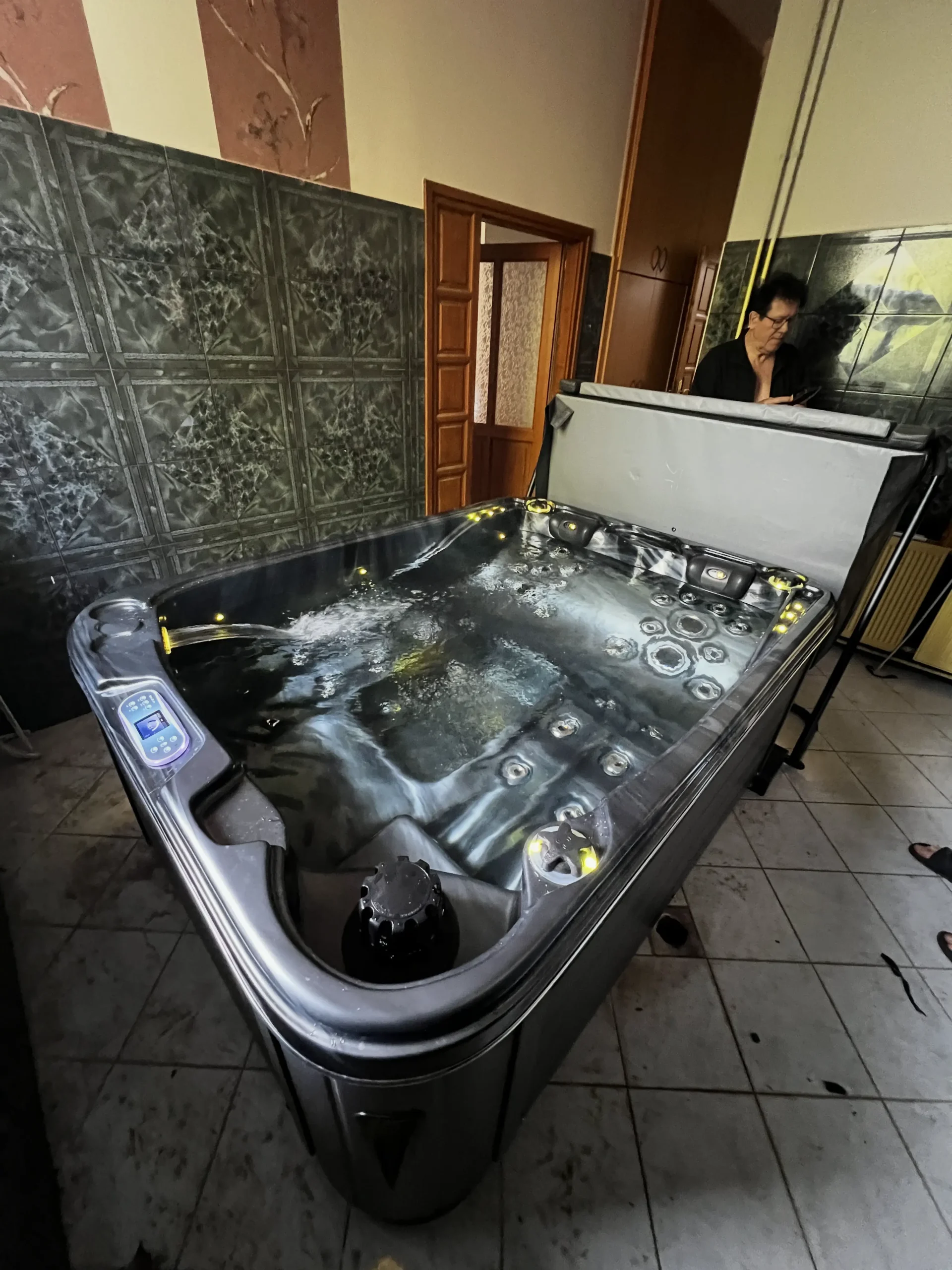Lumora Spa Sierra referencia – márvány akril, szürke burkolat