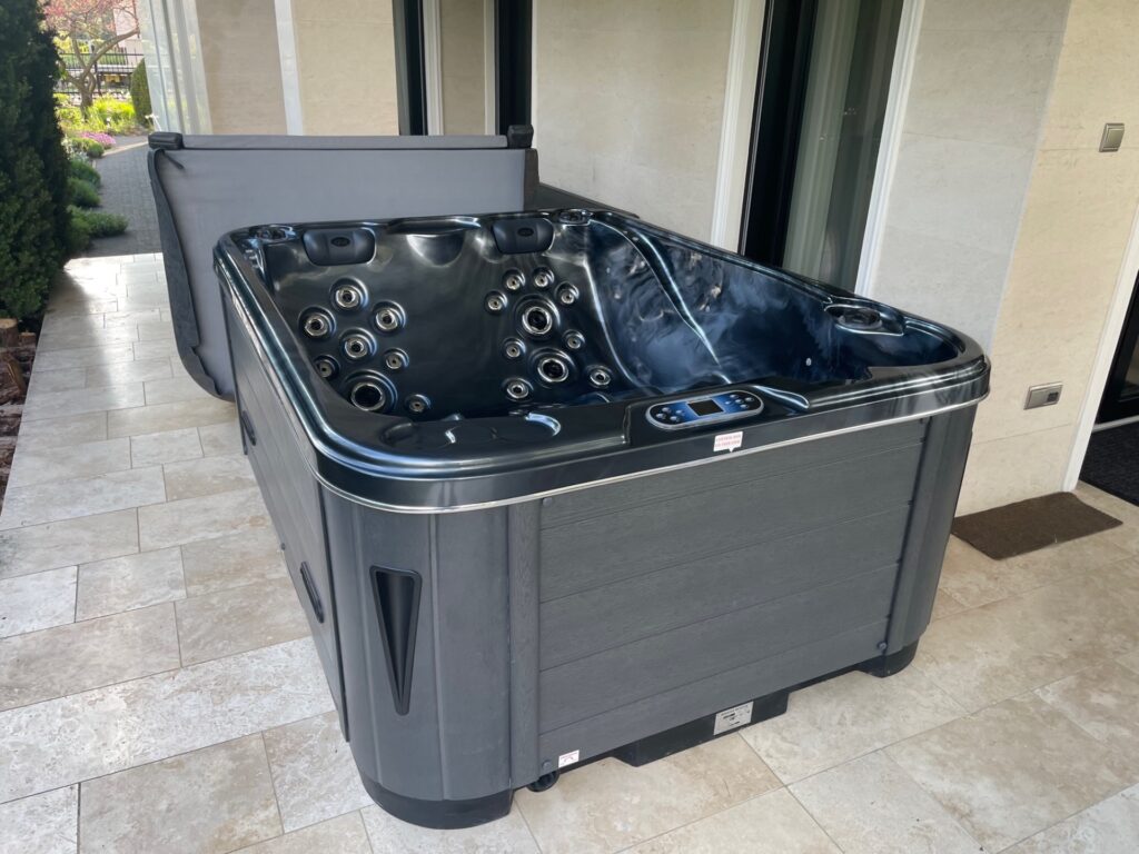 Lumora Spa Sierra – 3 személyes jakuzzi, Márvány akril, Szürke burkolat, megvalósult telepítés