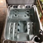 Lumora Spa Sierra – 3-Personen-Whirlpool, Pezsgő Acryl, Gesztenye Verkleidung, realisierte Installation