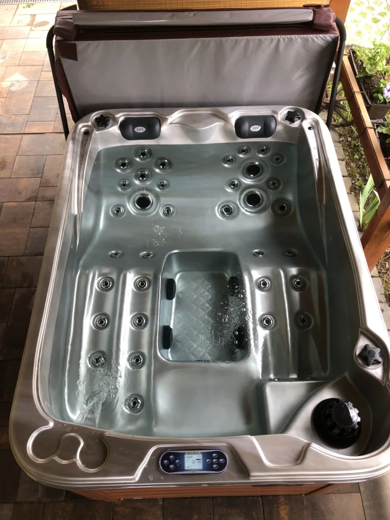 Lumora Spa Sierra – 3 személyes jakuzzi, Pezsgő akril, Gesztenye burkolat, megvalósult telepítés