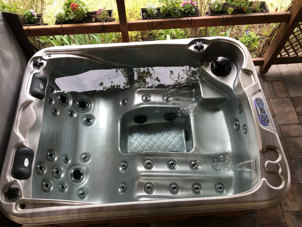 Lumora Spa Sierra – 3 személyes jakuzzi, Pezsgő akril, Gesztenye burkolat, megvalósult telepítés
