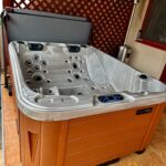 Lumora Spa Sierra – 3-Personen-Whirlpool, Pezsgő Acryl, Gesztenye Verkleidung, realisierte Installation