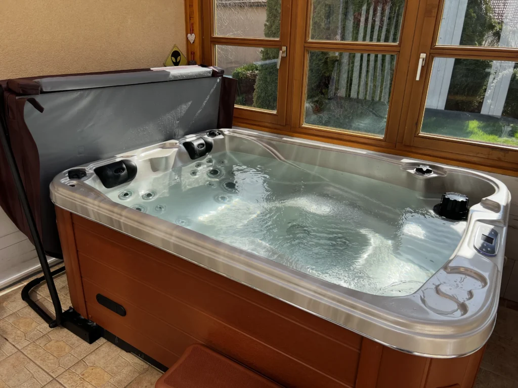 Lumora Spa Sierra – 3 személyes jakuzzi, Gyöngyház akril, Gesztenye burkolat, megvalósult telepítés