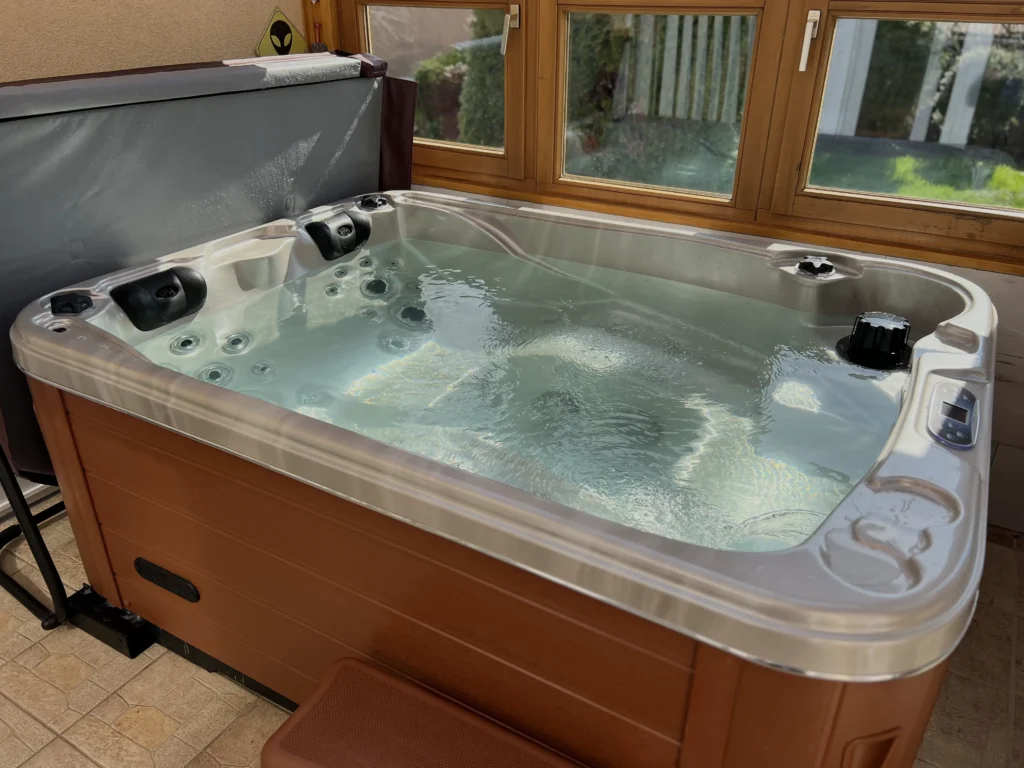 Lumora Spa Sierra – 3 személyes jakuzzi, Gyöngyház akril, Gesztenye burkolat, megvalósult telepítés