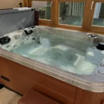Lumora Spa Sierra – 3-Personen-Whirlpool, Gyöngyház Acryl, Gesztenye Verkleidung, realisierte Installation